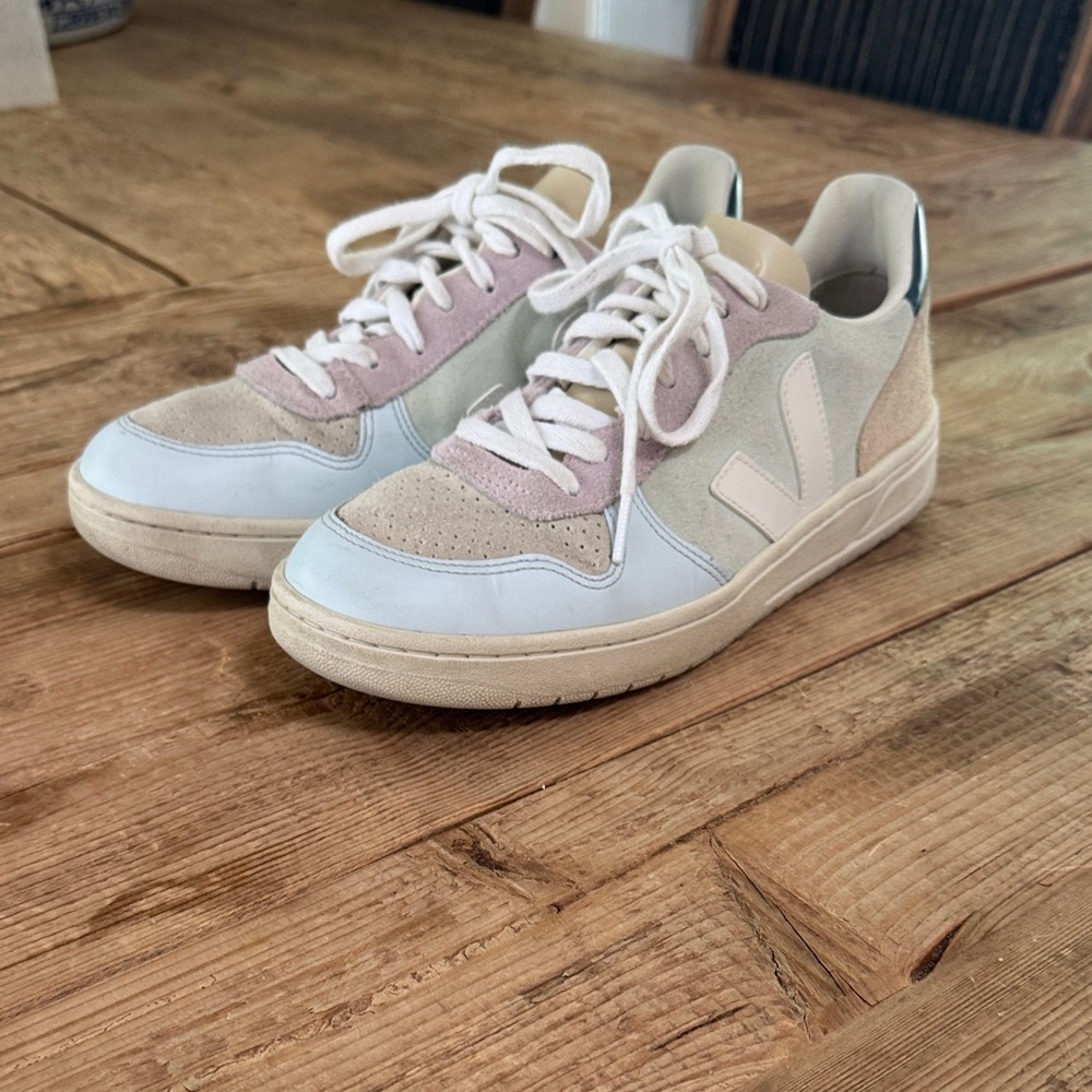 Veja Women's Sneakers - White and Beige